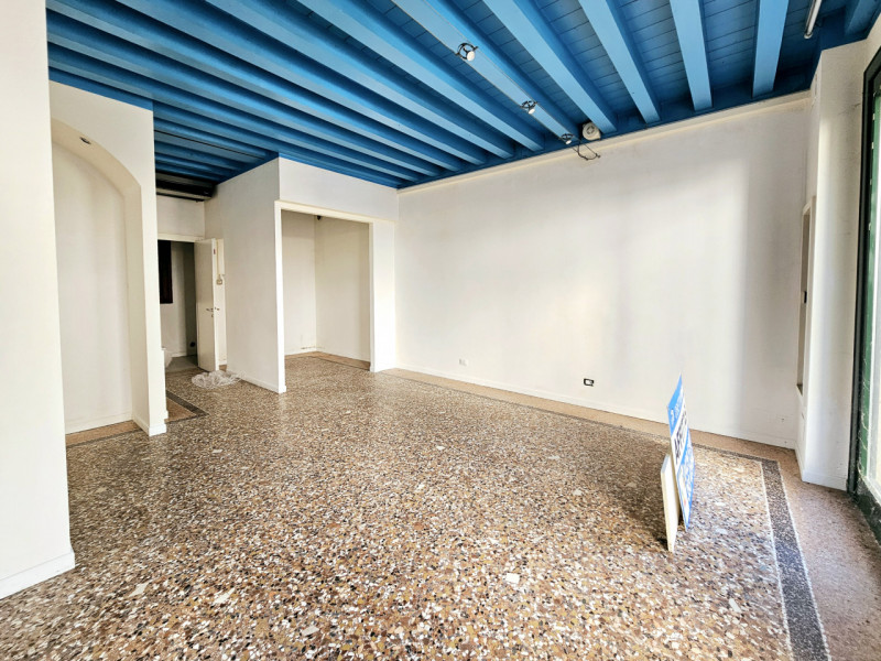 A Este, proponiamo in affitto negozio al piano terra, che può essere destinato a vari tipi di att...