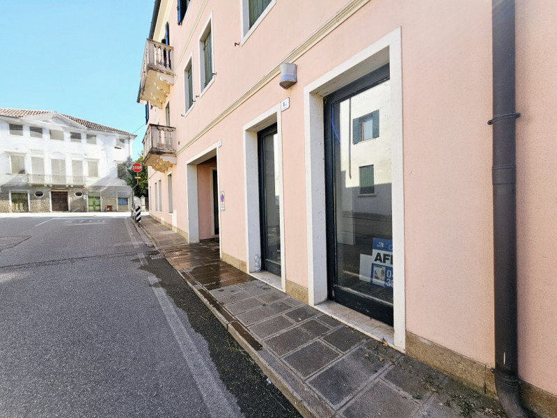 A Este, proponiamo in affitto negozio al piano terra, che può essere destinato a vari tipi di att...