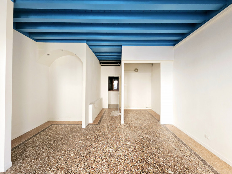 A Este, proponiamo in affitto negozio al piano terra, che può essere destinato a vari tipi di att...