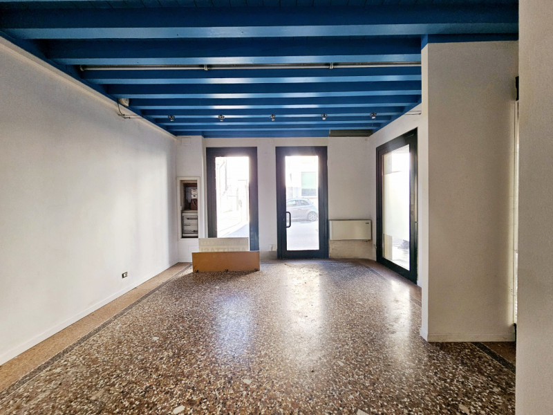 A Este, proponiamo in affitto negozio al piano terra, che può essere destinato a vari tipi di att...