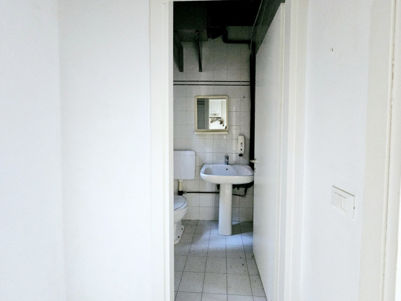 A Este, proponiamo in affitto negozio al piano terra, che può essere destinato a vari tipi di att...