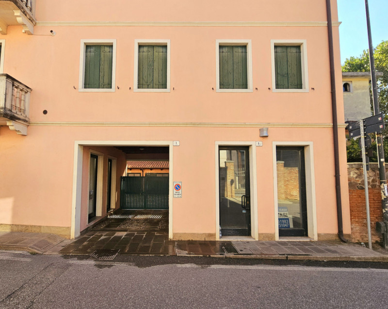 A Este, proponiamo in affitto negozio al piano terra, che può essere destinato a vari tipi di att...
