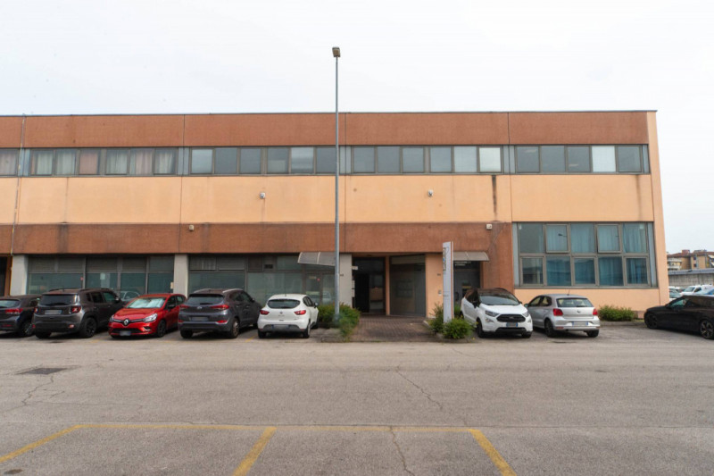 In zona industriale di Vicenza Ovest, precisamente in Via dell’Edilizia, proponiamo un luminoso u...