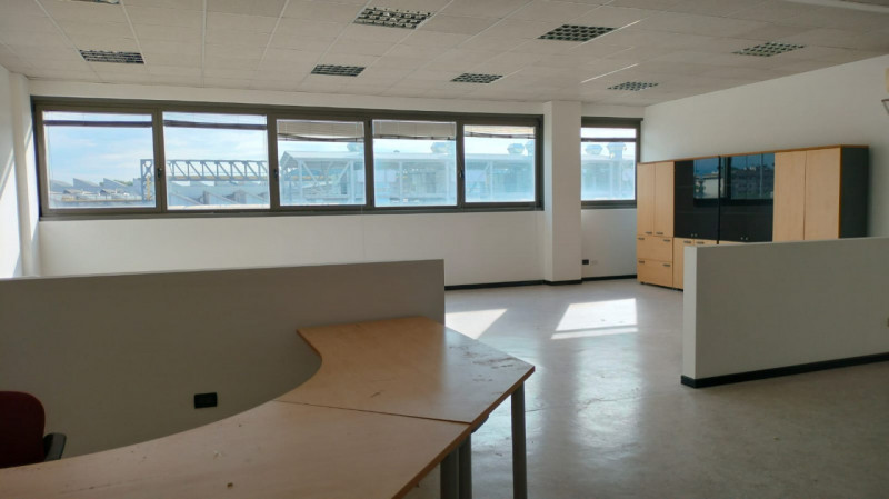 In zona industriale di Vicenza Ovest, precisamente in Via dell’Edilizia, proponiamo un luminoso u...