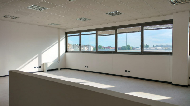 In zona industriale di Vicenza Ovest, precisamente in Via dell’Edilizia, proponiamo un luminoso u...