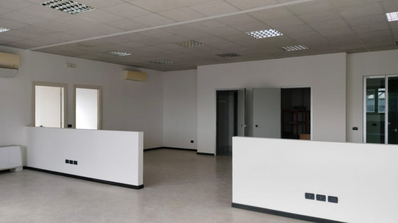 In zona industriale di Vicenza Ovest, precisamente in Via dell’Edilizia, proponiamo un luminoso u...