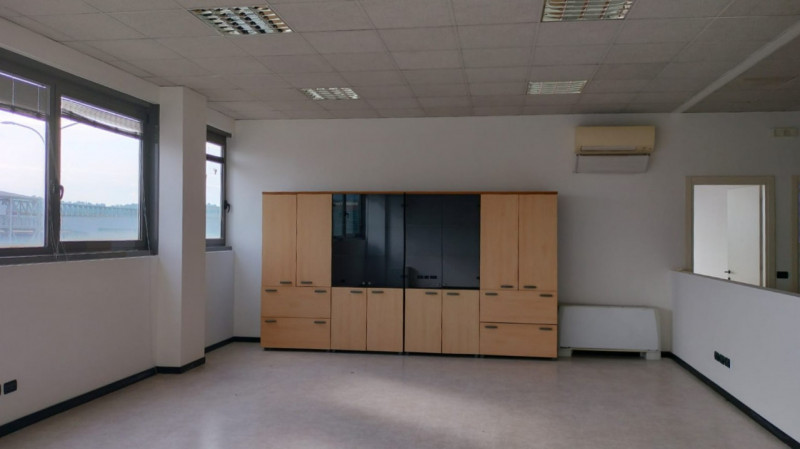 In zona industriale di Vicenza Ovest, precisamente in Via dell’Edilizia, proponiamo un luminoso u...