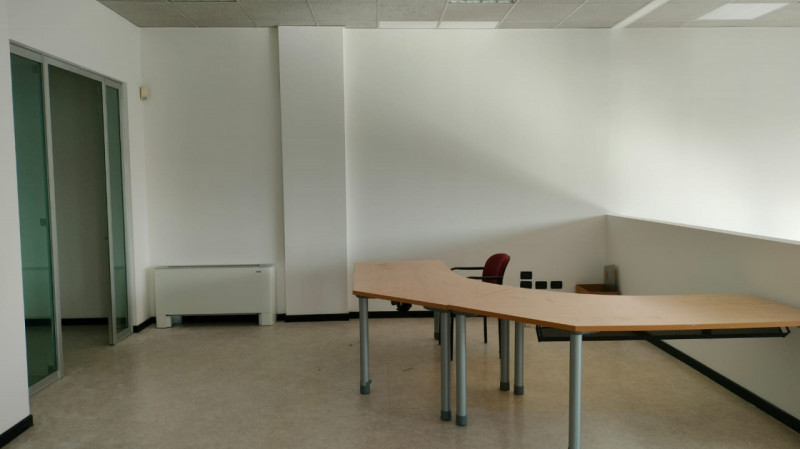 In zona industriale di Vicenza Ovest, precisamente in Via dell’Edilizia, proponiamo un luminoso u...