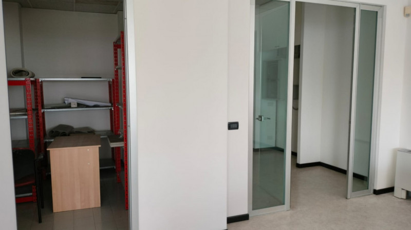 In zona industriale di Vicenza Ovest, precisamente in Via dell’Edilizia, proponiamo un luminoso u...