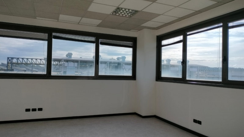 In zona industriale di Vicenza Ovest, precisamente in Via dell’Edilizia, proponiamo un luminoso u...