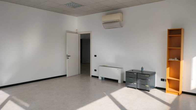 In zona industriale di Vicenza Ovest, precisamente in Via dell’Edilizia, proponiamo un luminoso u...