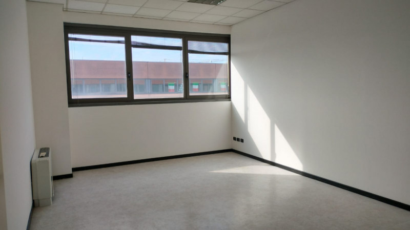 In zona industriale di Vicenza Ovest, precisamente in Via dell’Edilizia, proponiamo un luminoso u...