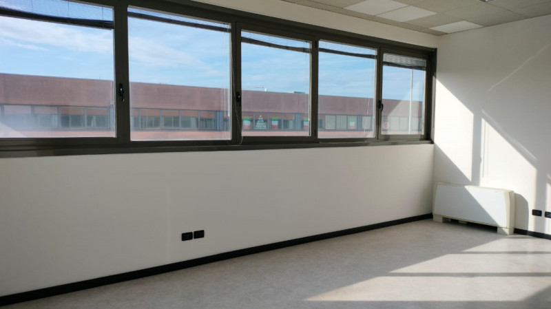 In zona industriale di Vicenza Ovest, precisamente in Via dell’Edilizia, proponiamo un luminoso u...