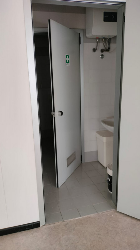 In zona industriale di Vicenza Ovest, precisamente in Via dell’Edilizia, proponiamo un luminoso u...