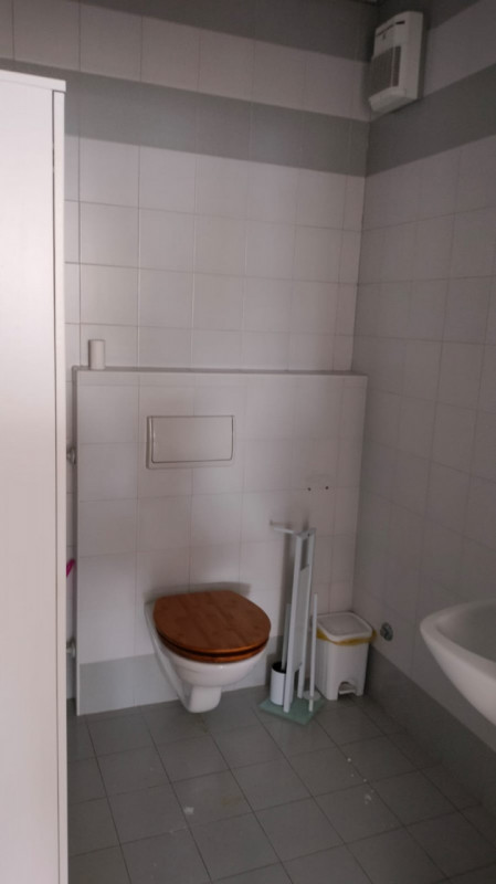 In zona industriale di Vicenza Ovest, precisamente in Via dell’Edilizia, proponiamo un luminoso u...