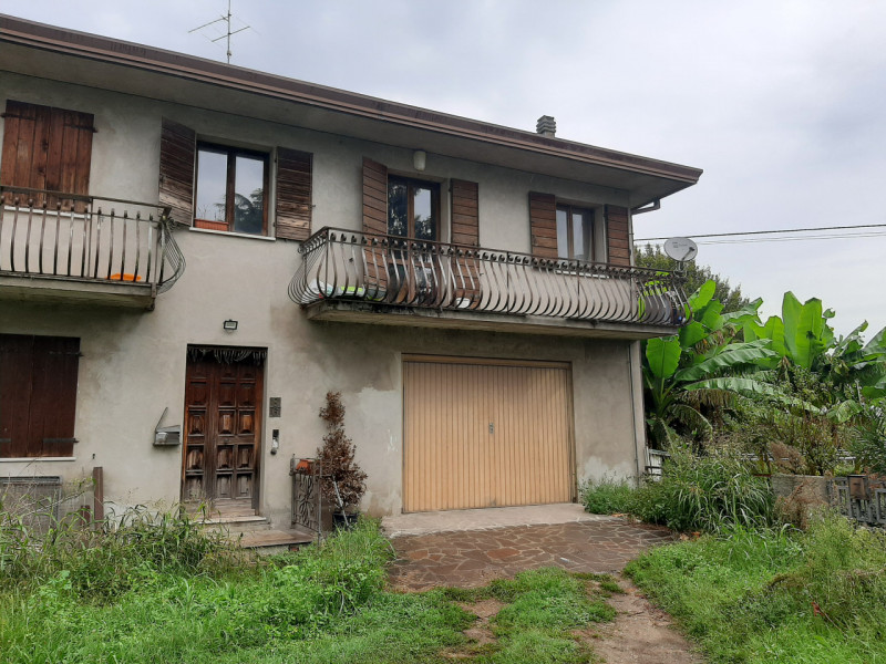 Se stai cercando un appartamento spazioso e luminoso, questa è l'opportunità che fa per te! Situa...