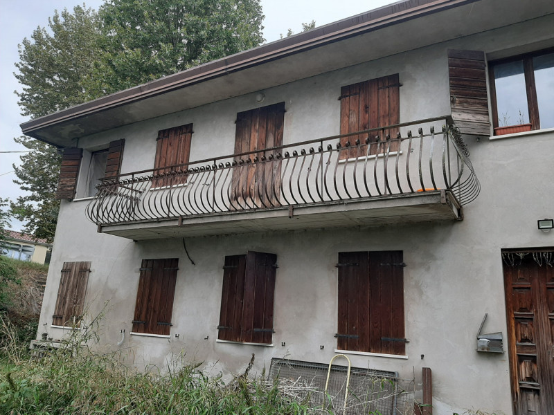 Se stai cercando un appartamento spazioso e luminoso, questa è l'opportunità che fa per te! Situa...