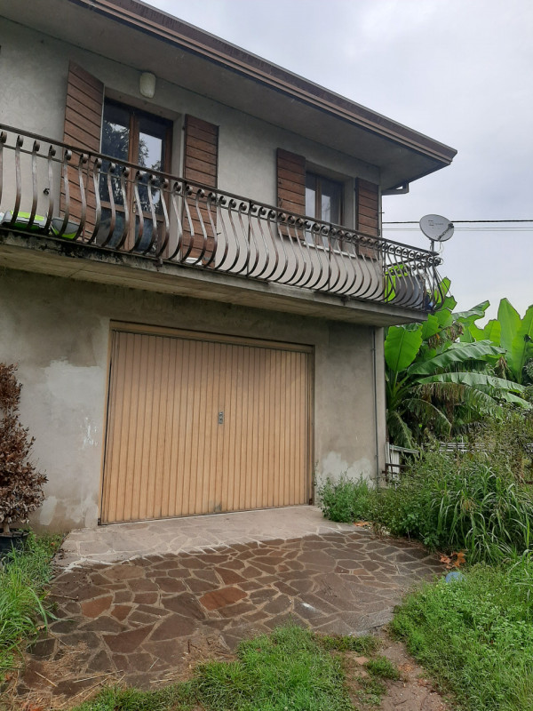 Se stai cercando un appartamento spazioso e luminoso, questa è l'opportunità che fa per te! Situa...