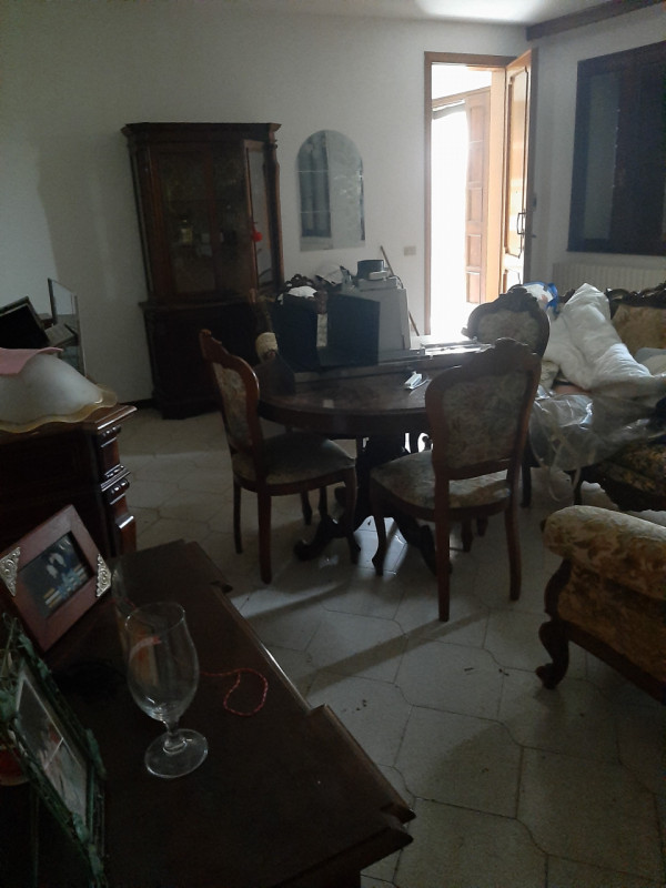 Se stai cercando un appartamento spazioso e luminoso, questa è l'opportunità che fa per te! Situa...