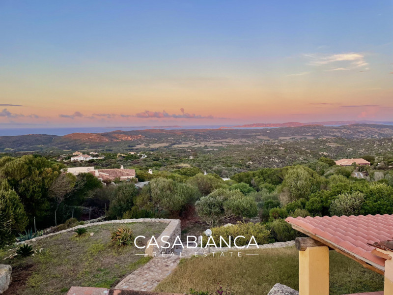 All’interno del rinomato villaggio residenziale “Capizza di Vacca”, perfettamente integrato nel p...