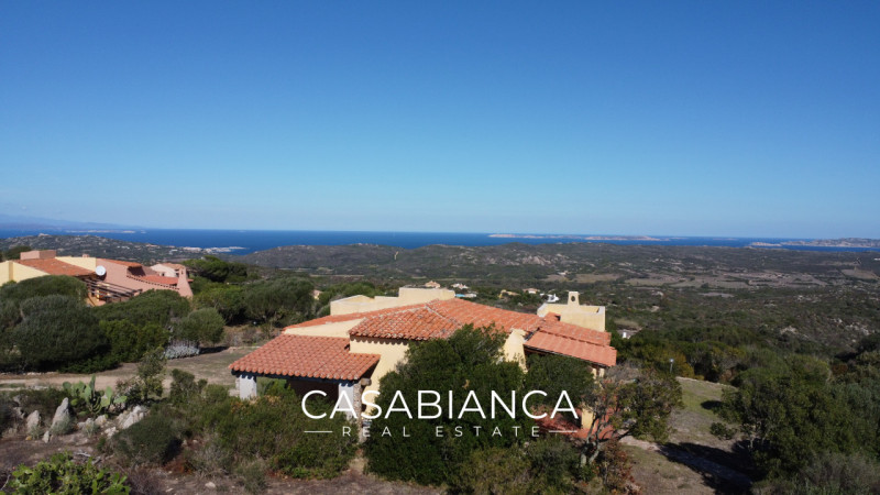 All’interno del rinomato villaggio residenziale “Capizza di Vacca”, perfettamente integrato nel p...