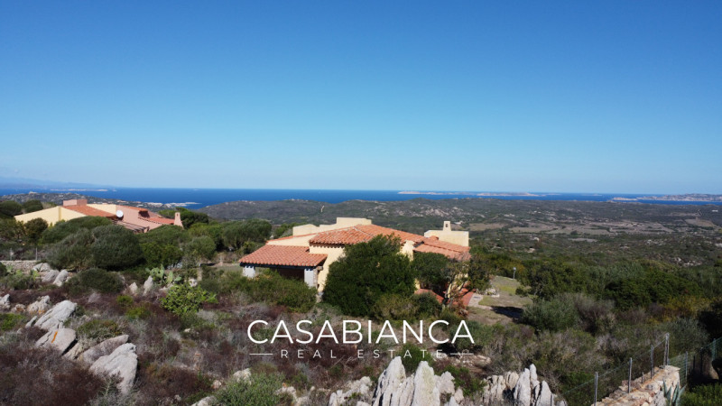 All’interno del rinomato villaggio residenziale “Capizza di Vacca”, perfettamente integrato nel p...