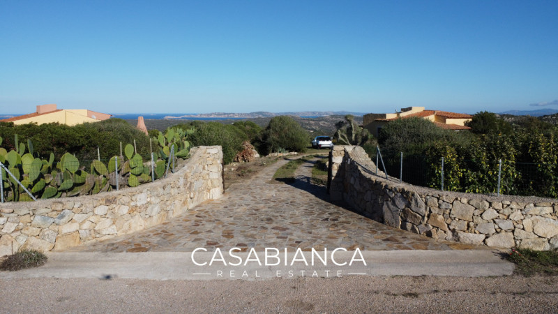 All’interno del rinomato villaggio residenziale “Capizza di Vacca”, perfettamente integrato nel p...