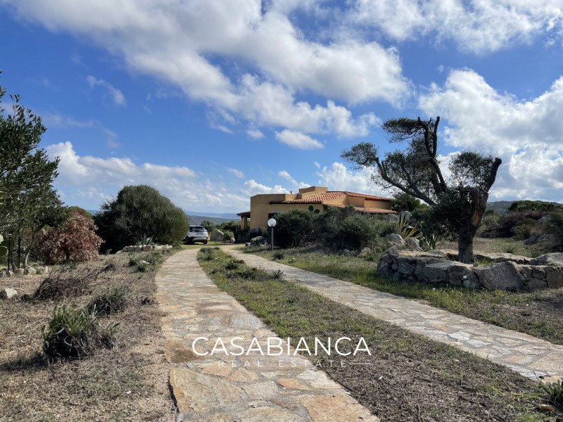 All’interno del rinomato villaggio residenziale “Capizza di Vacca”, perfettamente integrato nel p...