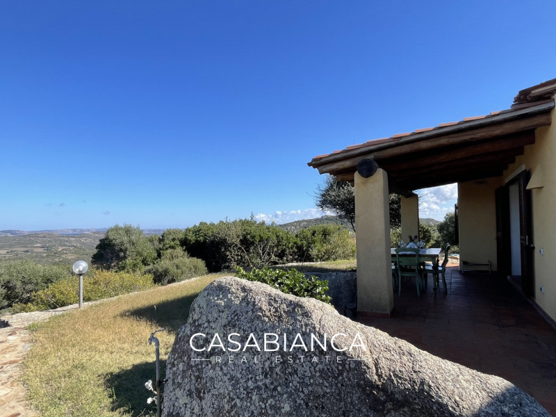 All’interno del rinomato villaggio residenziale “Capizza di Vacca”, perfettamente integrato nel p...