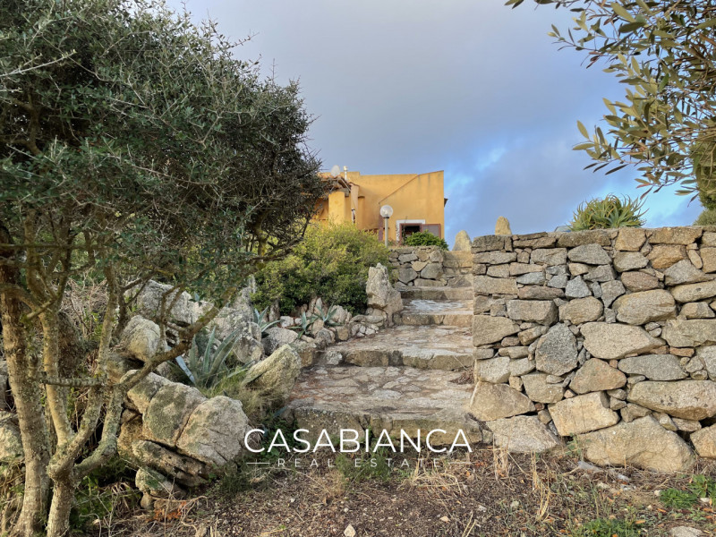 All’interno del rinomato villaggio residenziale “Capizza di Vacca”, perfettamente integrato nel p...