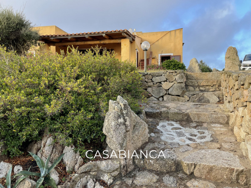 All’interno del rinomato villaggio residenziale “Capizza di Vacca”, perfettamente integrato nel p...