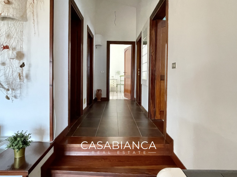 All’interno del rinomato villaggio residenziale “Capizza di Vacca”, perfettamente integrato nel p...