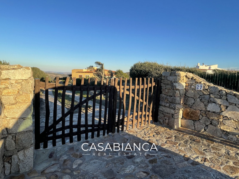 All’interno del rinomato villaggio residenziale “Capizza di Vacca”, perfettamente integrato nel p...