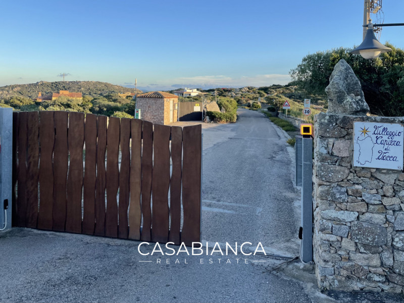 All’interno del rinomato villaggio residenziale “Capizza di Vacca”, perfettamente integrato nel p...