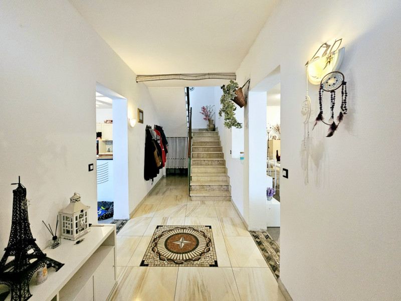 Proponiamo in vendita a Pojana Maggiore, spaziosa abitazione accostata, con ampio giardino esclus...