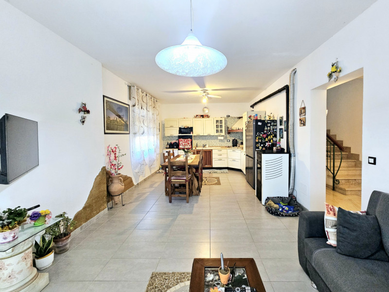 Proponiamo in vendita a Pojana Maggiore, spaziosa abitazione accostata, con ampio giardino esclus...