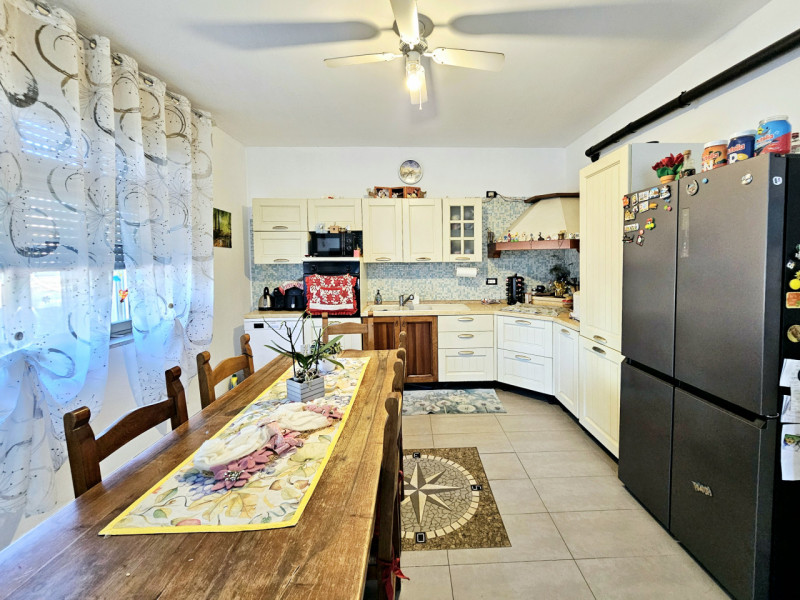 Proponiamo in vendita a Pojana Maggiore, spaziosa abitazione accostata, con ampio giardino esclus...