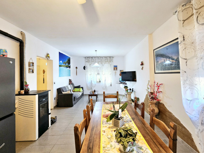 Proponiamo in vendita a Pojana Maggiore, spaziosa abitazione accostata, con ampio giardino esclus...