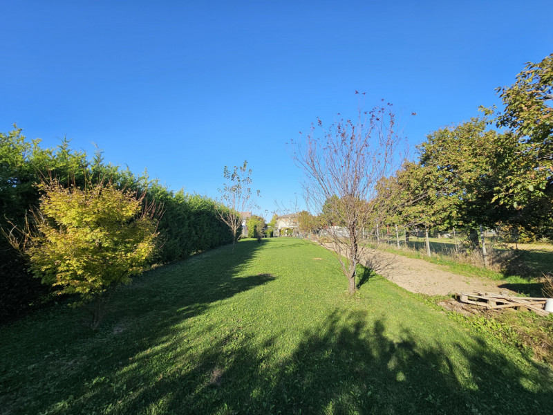 Proponiamo in vendita a Pojana Maggiore, spaziosa abitazione accostata, con ampio giardino esclus...