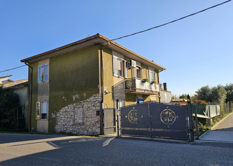 Proponiamo in vendita a Pojana Maggiore, spaziosa abitazione accostata, con ampio giardino esclus...