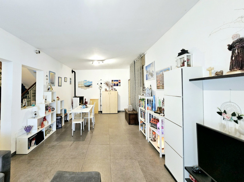 Proponiamo in vendita a Pojana Maggiore, spaziosa abitazione accostata, con ampio giardino esclus...