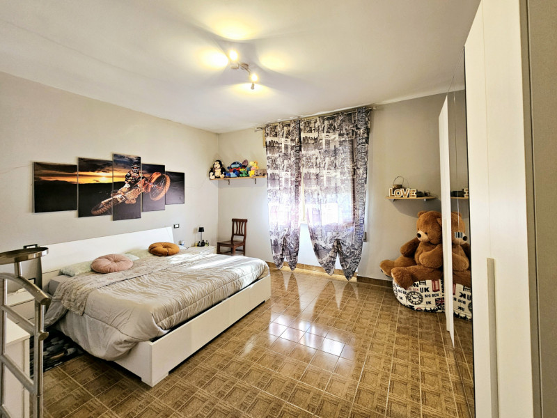 Proponiamo in vendita a Pojana Maggiore, spaziosa abitazione accostata, con ampio giardino esclus...