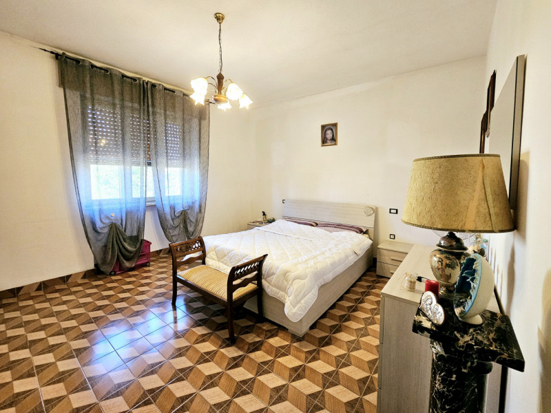 Proponiamo in vendita a Pojana Maggiore, spaziosa abitazione accostata, con ampio giardino esclus...