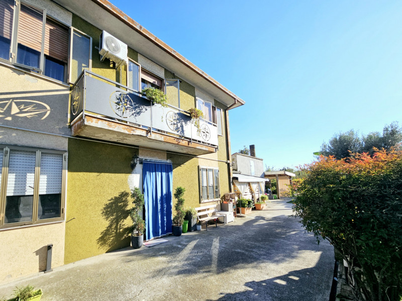 Proponiamo in vendita a Pojana Maggiore, spaziosa abitazione accostata, con ampio giardino esclus...