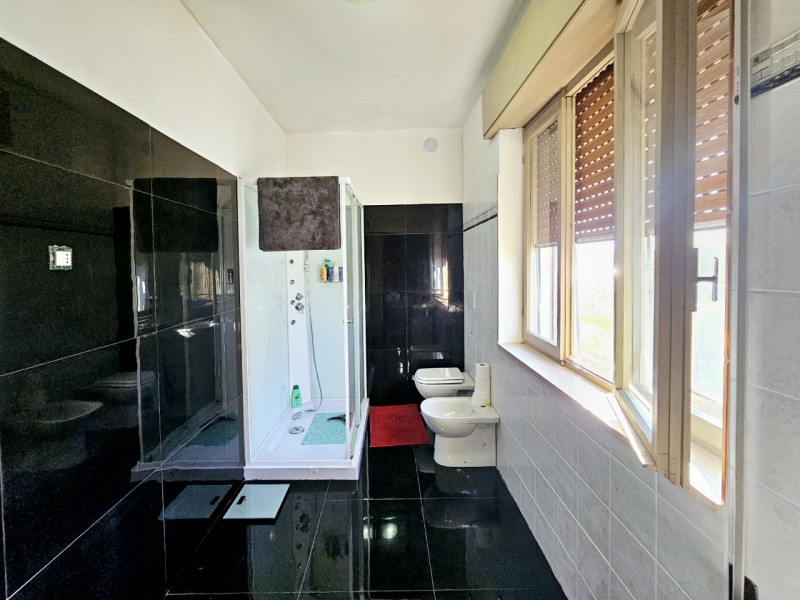 Proponiamo in vendita a Pojana Maggiore, spaziosa abitazione accostata, con ampio giardino esclus...