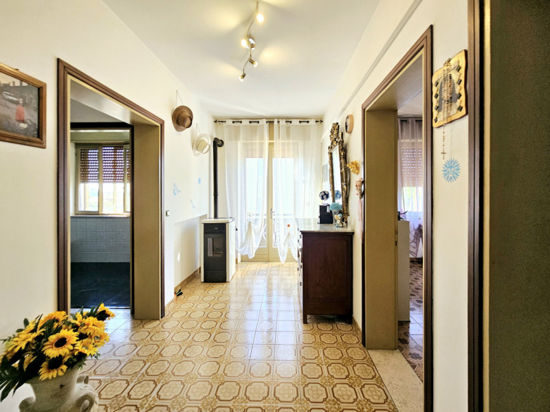 Proponiamo in vendita a Pojana Maggiore, spaziosa abitazione accostata, con ampio giardino esclus...