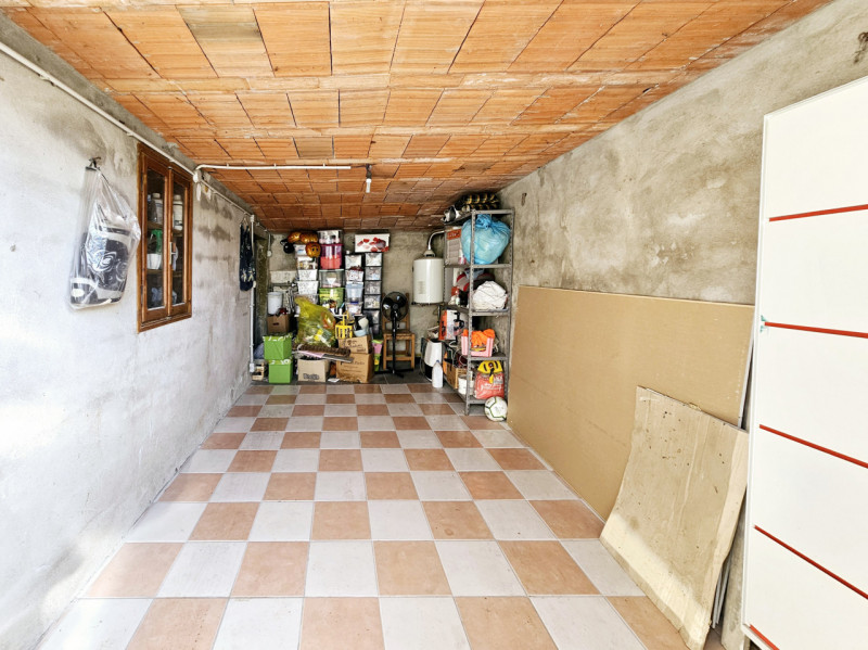 Proponiamo in vendita a Pojana Maggiore, spaziosa abitazione accostata, con ampio giardino esclus...