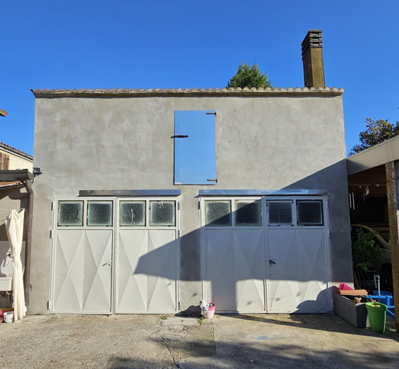 Proponiamo in vendita a Pojana Maggiore, spaziosa abitazione accostata, con ampio giardino esclus...