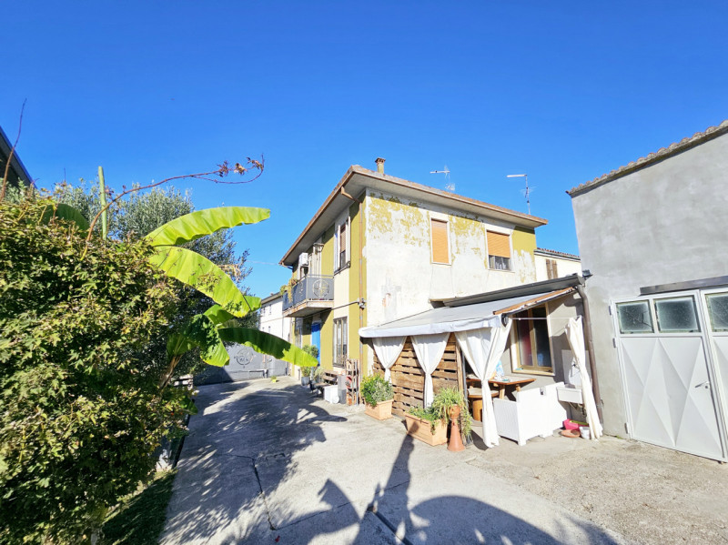 Proponiamo in vendita a Pojana Maggiore, spaziosa abitazione accostata, con ampio giardino esclus...