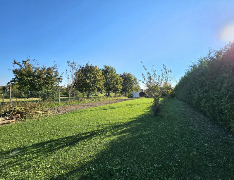 Proponiamo in vendita a Pojana Maggiore, spaziosa abitazione accostata, con ampio giardino esclus...